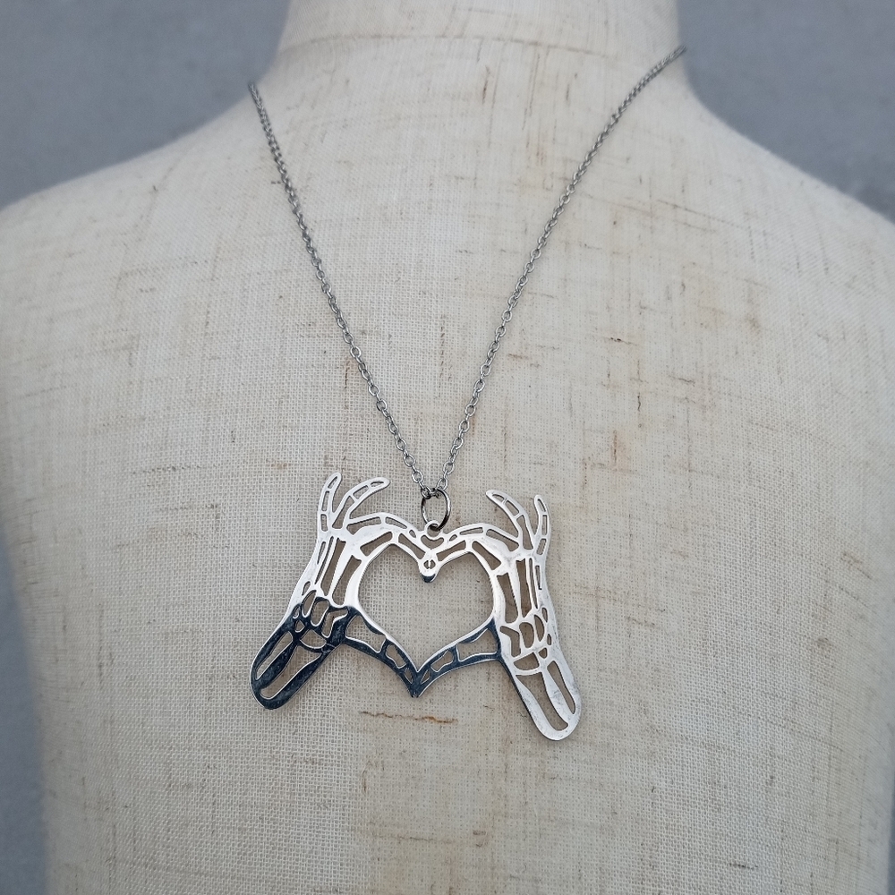 ❤️ 2/$20 Stainless Steel Bone Skull Heart Hands Necklace - Picture 2 of 4